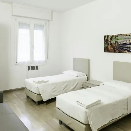 Geraeumige Ferienwohnung In Centro Storico *