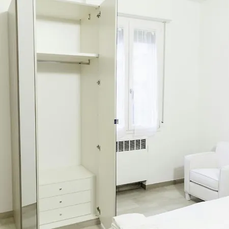Geraeumige Ferienwohnung In Centro Storico